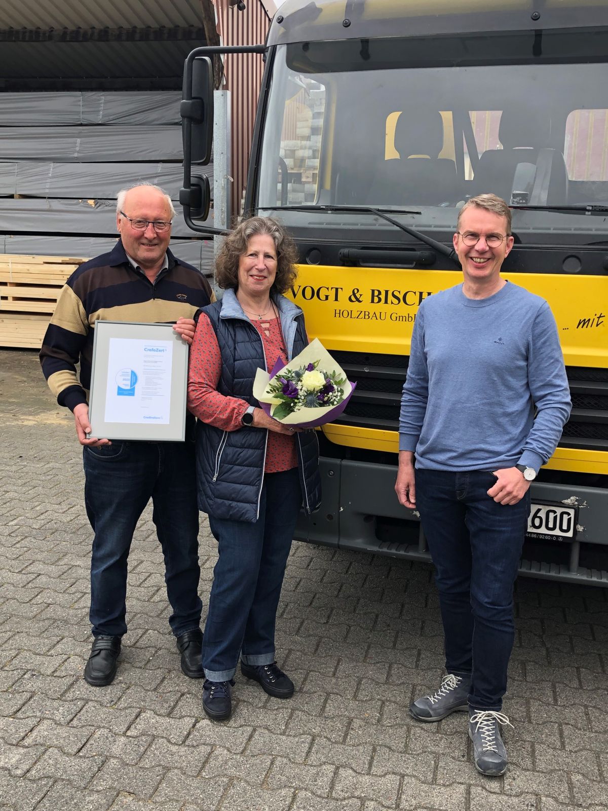 V.l. Jürgen und Elfriede Vogt, Michael Siefken, Vogt & Bischoff Holzbau GmbH V.l. Jürgen und Elfriede Vogt, Michael Siefken, Vogt & Bischoff Holzbau GmbH