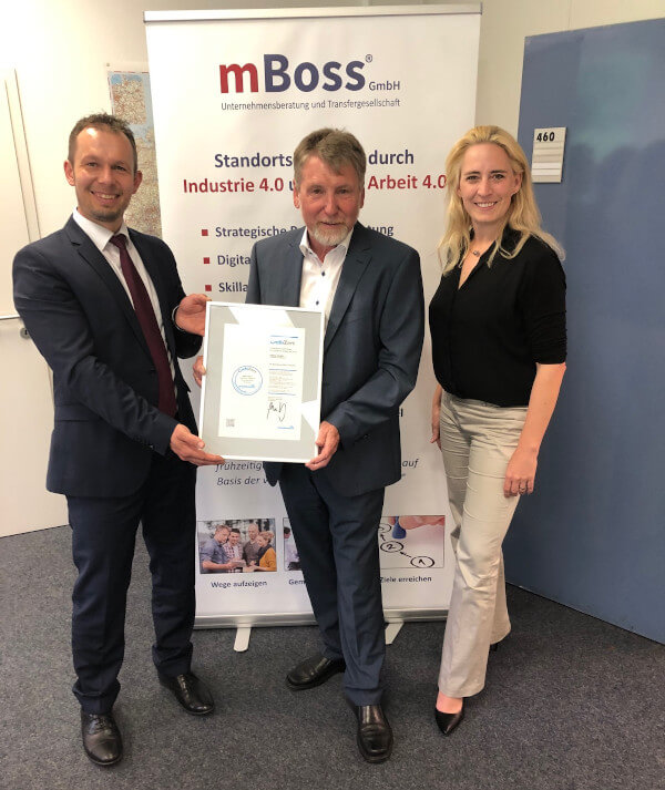 Die mBoss GmbH erhält zum zweiten Mal das Bonitätszertifikat CrefoZert Die mBoss GmbH erhält zum zweiten Mal das Bonitätszertifikat CrefoZert